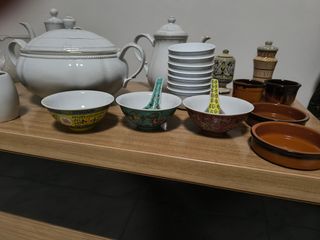 Lote de vajilla y mantel con servilletas de tela