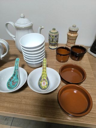 Lote de vajilla y mantel con servilletas de tela