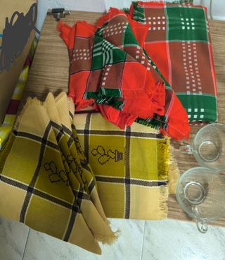 Lote de vajilla y mantel con servilletas de tela