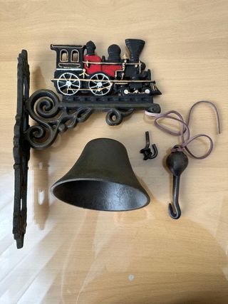 Campana de hierro fundido con locomotora a vapor