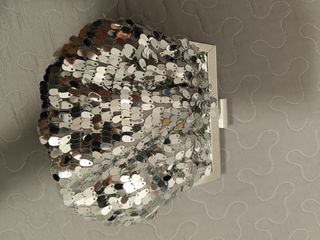 Bolso plateado de mano 