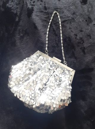 Bolso plateado de mano 
