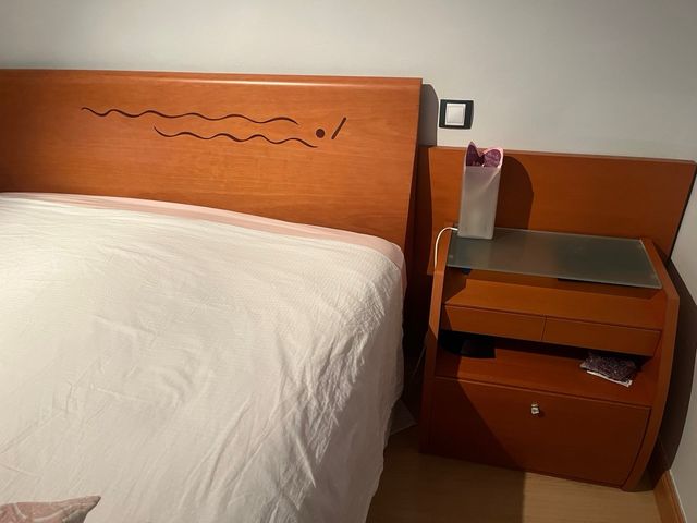 Cabecero, paneles laterales y 2 mesillas