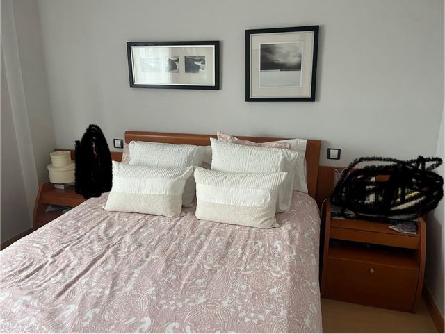 Cabecero, paneles laterales y 2 mesillas