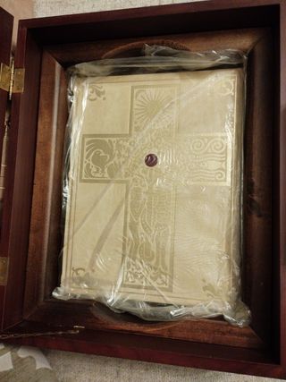 Biblia de Jerusalén ilustrada con atril