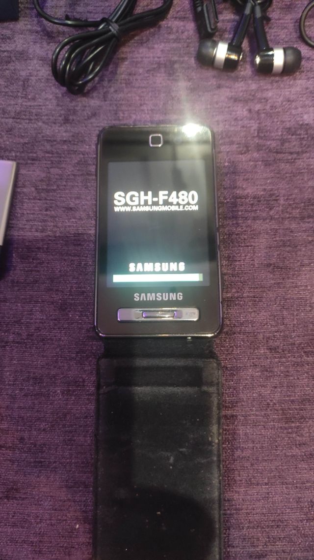 Móvil Samsung F480 .