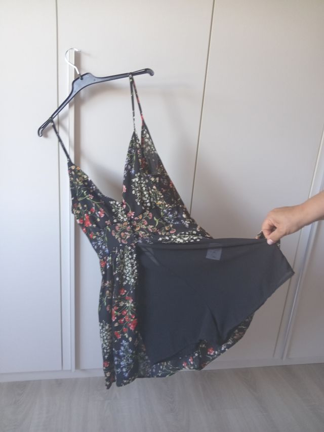 Vestito con pantaloncini nero con fiori taglia 42