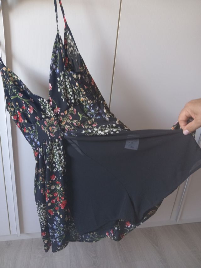 Vestito con pantaloncini nero con fiori taglia 42