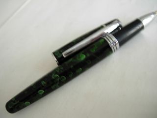 Bolígrafo tipo pluma, adamascado