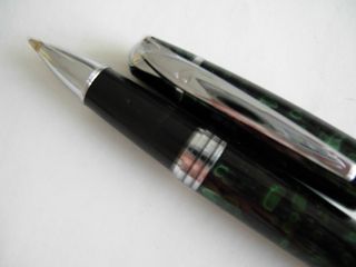 Bolígrafo tipo pluma, adamascado