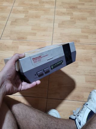 Consola Nintendo NES con dos mandos