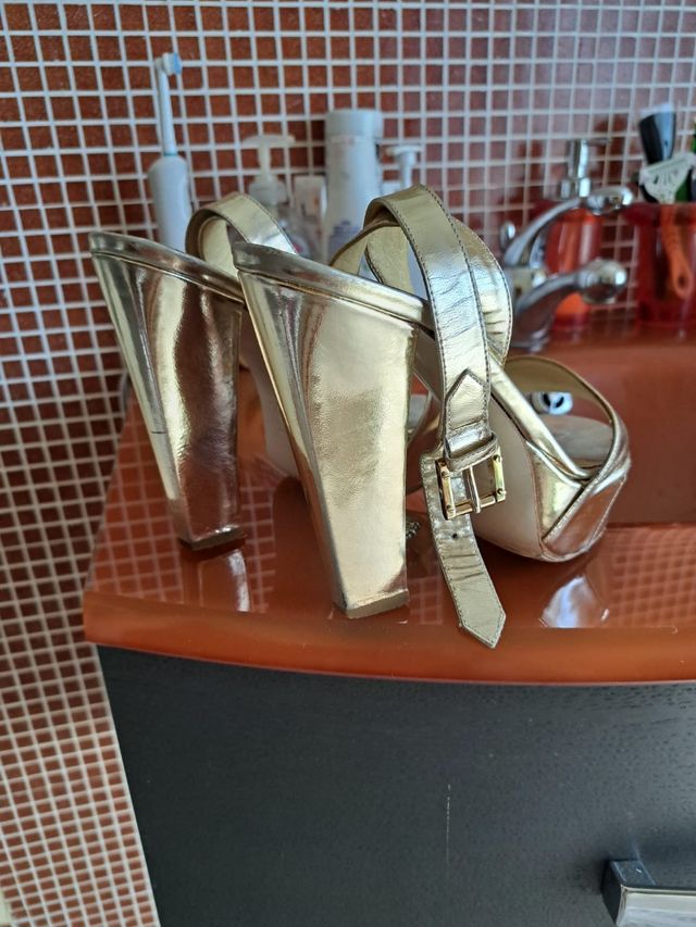 Sandalo donna dorato versace