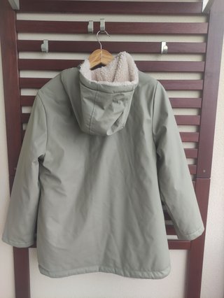 Parka con capucha borreguillo. Talla 13-14. 164 cm