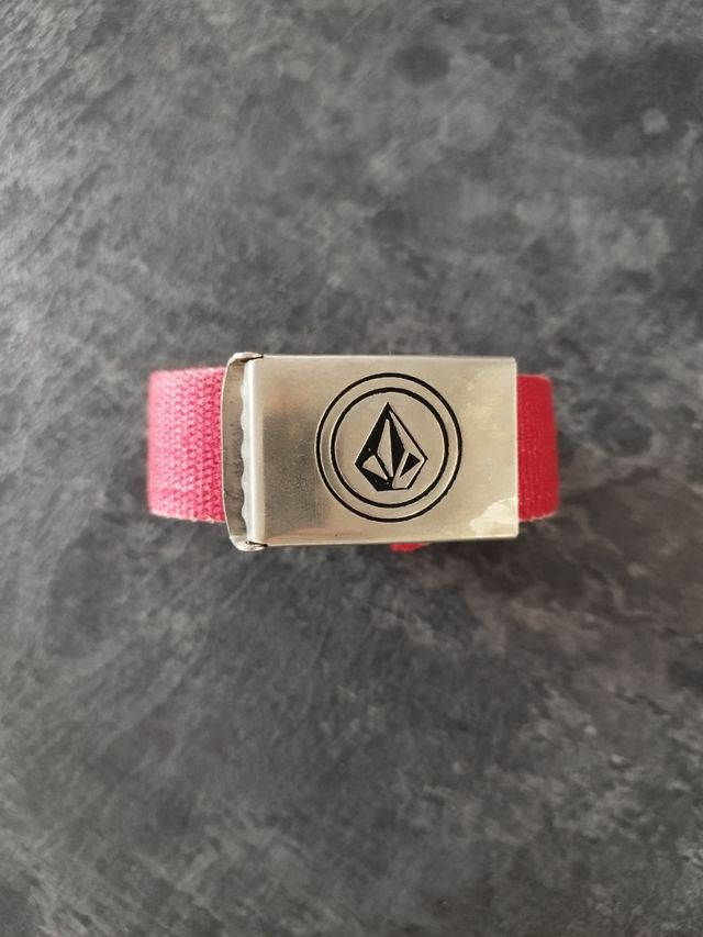 Cinturon, rojo, en buen estado, marca Volcom