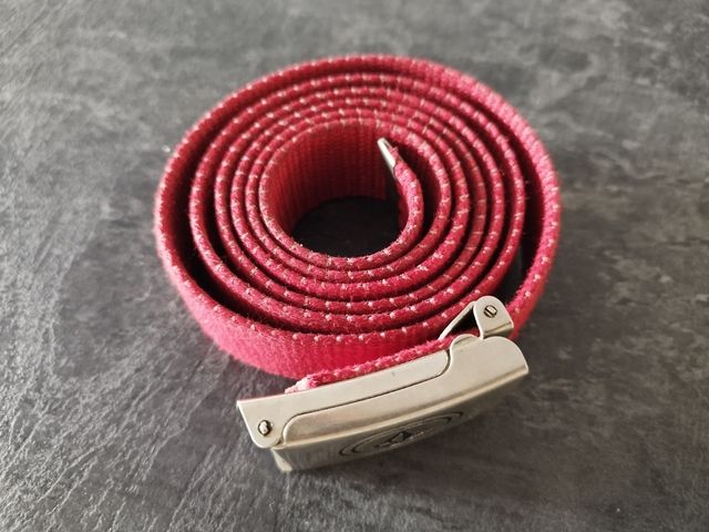 Cinturon, rojo, en buen estado, marca Volcom