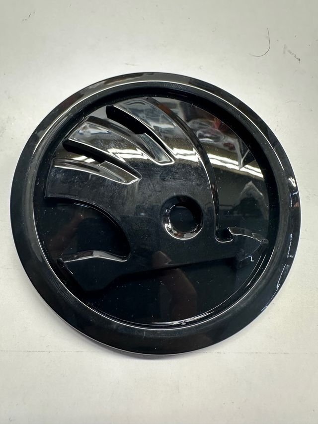 Emblema logo Skoda 100mm negro brillo