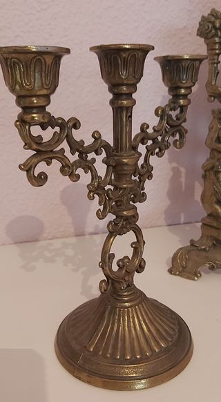 Reloj de bronce antiguo y candelabros