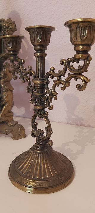 Reloj de bronce antiguo y candelabros