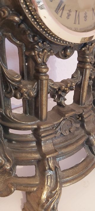 Reloj de bronce antiguo y candelabros