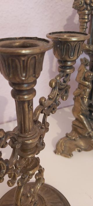 Reloj de bronce antiguo y candelabros