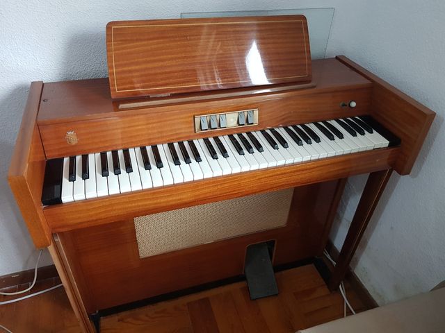 Clavicordio eléctrico.