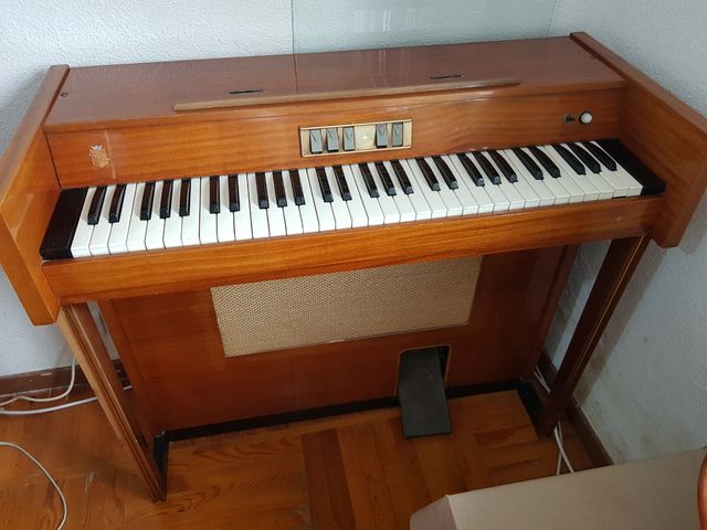 Clavicordio eléctrico.