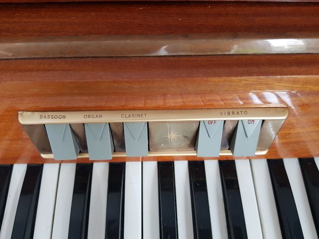 Clavicordio eléctrico.