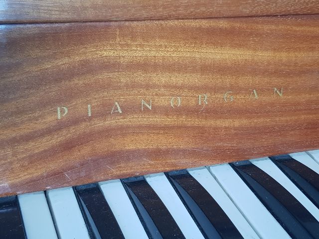 Clavicordio eléctrico.