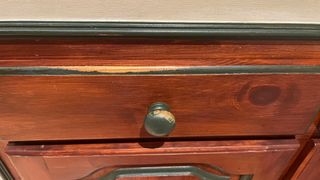 2 puertas y 2  cajones de madera