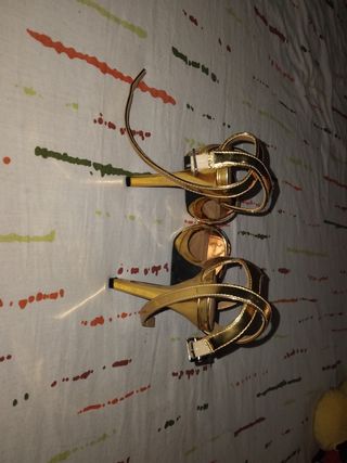Tacones dorados
