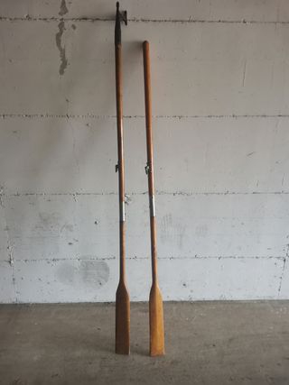 Coppia di remi in legno per imbarcazioni.