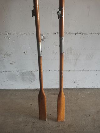 Coppia di remi in legno per imbarcazioni.