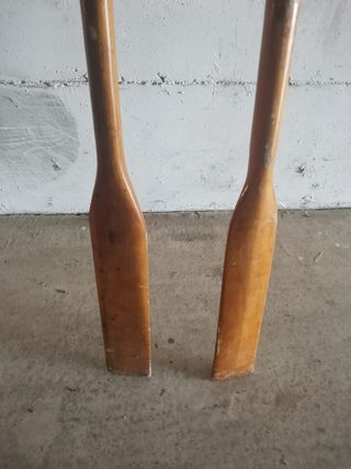 Coppia di remi in legno per imbarcazioni.
