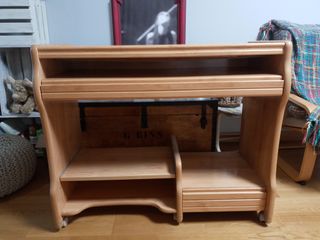 Mesa de estudio de madera con ruedas