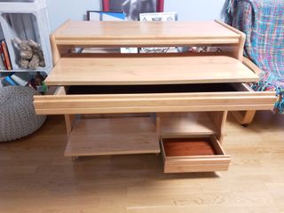 Mesa de estudio de madera con ruedas