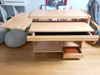 Mesa de estudio de madera con ruedas