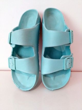 LOTE 2 CHANCLAS ALE-HOP