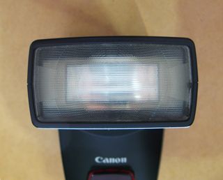 Flash Canon speedlite 380 EX.  Completo di fodero