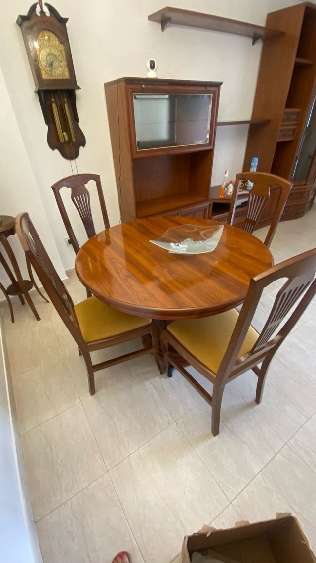 MESA de comedor con  4 SILLAS.