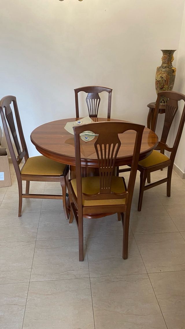 MESA de comedor con  4 SILLAS.