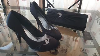 A estrenar, zapatos y boslo de fiesta.