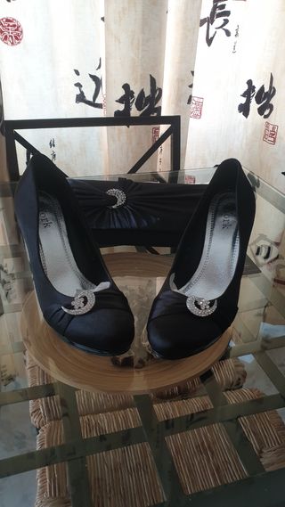 A estrenar, zapatos y boslo de fiesta.