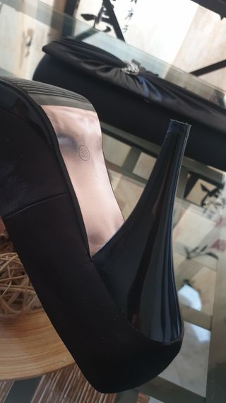 A estrenar, zapatos y boslo de fiesta.