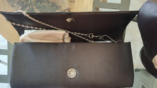 A estrenar, zapatos y boslo de fiesta.