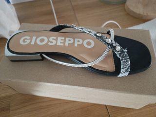 Zapatillas negras y plata