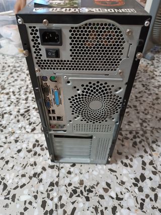 Torre pc con piezas