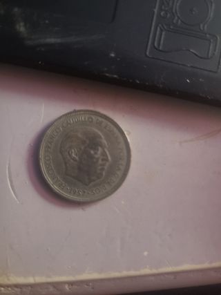 Moneda de 5 pesetas de 1957 y tengo omas parecidas