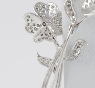 Broche flor en oro blanco 18k con brillantes