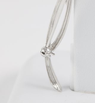 Broche flor en oro blanco 18k con brillantes