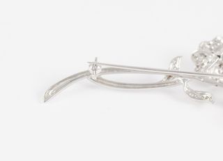Broche flor en oro blanco 18k con brillantes